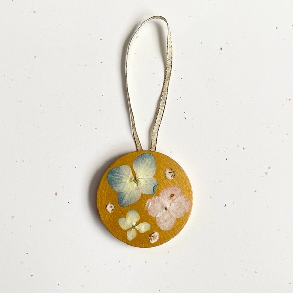 Pressed Flower Wooden Christmas Ornament Gold - Picture 8 of 8